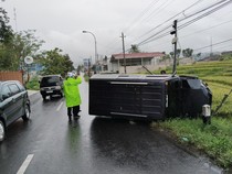 Hantam Tiang Telepon, Mobil Kijang Terguling di Kenteng Kulon Progo