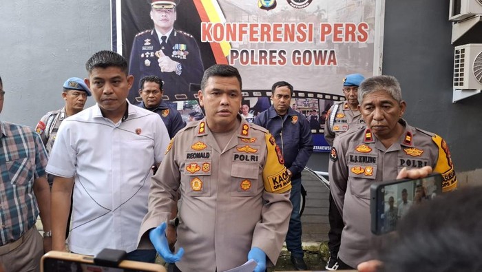 Konferensi Pers Kapolres Gowa AKBP Reonald T.S Simanjuntak terkait ayah perkosa anak kandung. (Reinhard/detikSulsel)