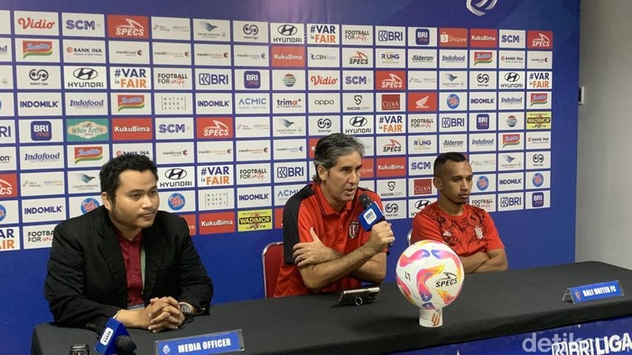 Konferensi pers pelatih Bali United Stefano Cugurra bersama pemain Bali United Irfan Jaya, Sabtu (28/12/2024). (Rizki Setyo)