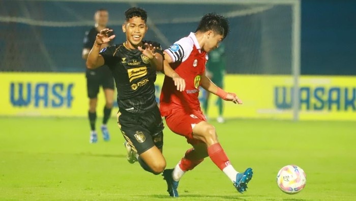 Laga antara Barito Putera lawan PSIS Semarang di Stadion Sultan Agung, Bantul, Minggu (29/12/2024).