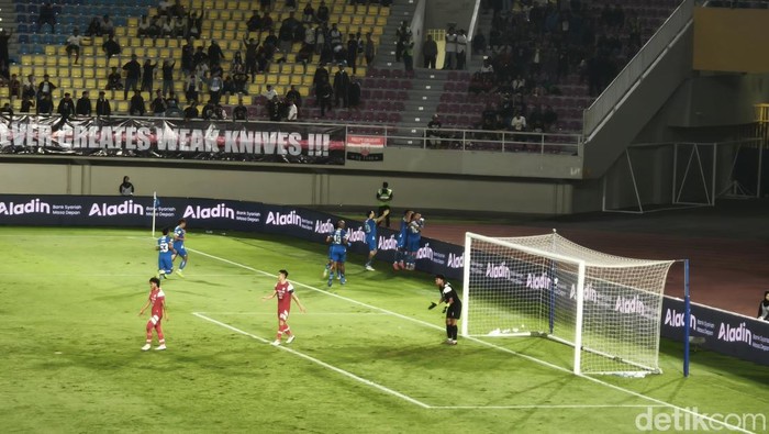Laga Persis Solo melawan Persib Bandung pada pekan ke-17 Liga 1 2024/2025, di Stadion Manahan, Solo, Minggu (29/12/2024).