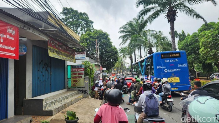 Lalu lintas (lalin) di Jalan Harsono RM menuju Ragunan, Jakarta Selatan (Jaksel), macet saat periode liburan tahun baru. (Adrial/detikcom)
