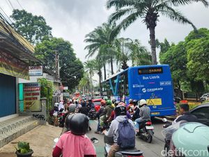 Ragunan Ramai Pengunjung, Lalin Jalan Harsono RM Macet Pagi Ini