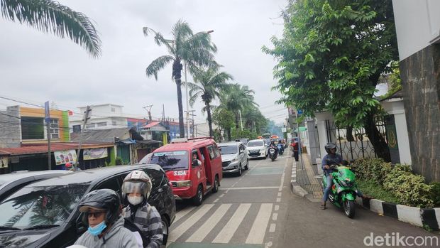 Lalu lintas (lalin) di Jalan Harsono RM menuju Ragunan, Jakarta Selatan (Jaksel), macet saat periode liburan tahun baru. (Adrial/detikcom)