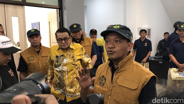 Menteri ESDM Bahlil Lahadalia di Pos Pengamatan Gunung Api Merapi, Kaliurang, Sleman, Minggu (29/12/2024).