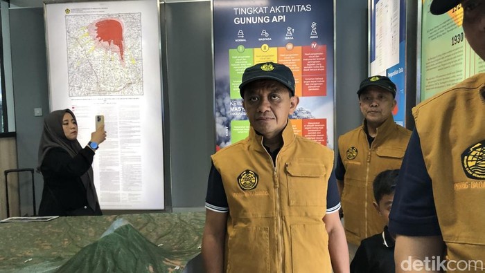 Menteri ESDM Bahlil Lahadalia melakukan pantauan ativitas Gunung Merapi di Pos Pengamatan Gunung Api Merapi Kaliurang, Sleman, Minggu (29/12/2024).