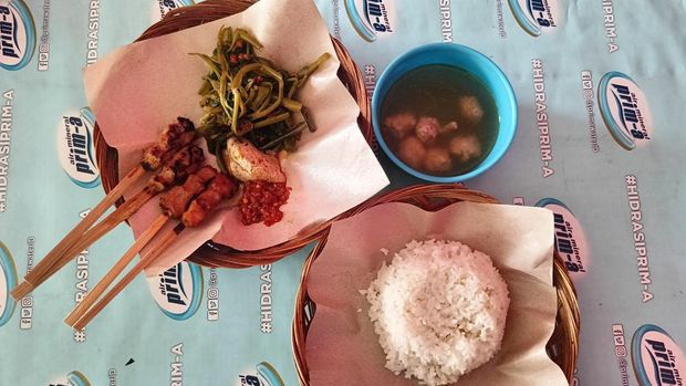 Complete package menu at Warung Ari, Denpasar, Bali. The complete package contains two marlin fish satay, lilit satay, plecing vegetables, pepes, one portion of marlin fish meatballs, and white rice. (Karsini Putri/detikBali)