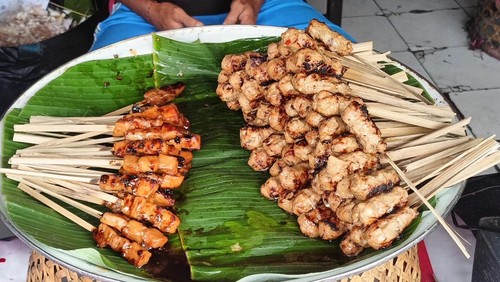 Menu sate ikan marlin dan sate lilit di Warung Ari, Jalan Tukad Pakerisan Denpasar, Bali, Minggu (29/12/2024). (Karsiani Putri/detikBali)