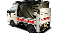 Dua model lainnya adalah Hijet Truck Lift dan Hijet Truck Tool Base. Hijet Truck Lift dirancang berdasarkan pengalaman selama penanganan bencana hujan lebat di Kyushu utara pada Juli 2023. Komponen khususnya meliputi panel surya, sumber daya portabel, perangkat pembersih bertekanan tinggi, dan lift asli.  Foto: Dok. Daihatsu