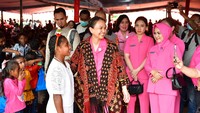 Dalam kunjungan tersebut, ia membawa semangat Natal kepada para pengungsi yang terdampak bencana alam ini.