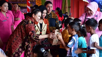 Momen Perayaan Natal Bersama Anak-anak Pengungsi Lewotobi