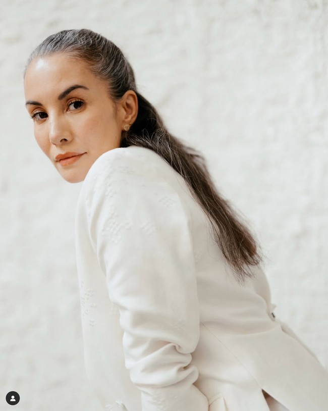 Nadya Hutagalung tampil dengan rambut berubannya saat jadi model brand lokal Indonesia, Sukkha Citta. Foto: Dok. Instagram Sukkha Citta