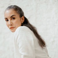 Nadya Hutagalung tampil dengan rambut berubannya saat jadi model brand lokal Indonesia, Sukkha Citta. Foto: Dok. Instagram Sukkha Citta