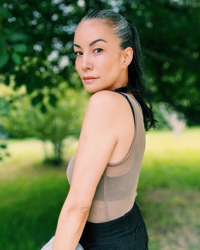 Dalam sebuah unggahan di Instagram pada 2022, Nadya pernag mengungkapkan alasan tidak lagi mewarnai rambutnya untuk menutupi uban yang sudah mendominasi kepalanya tersebut. Kegelisahan Nadya untuk tak lagi mewarnai ubannya muncul saat dia merasa aktivitas tersebut tak sejalan dengan apa yang dikampanyekannya selama ini.  Foto: Dok. Instagram Nadya Hutagalung