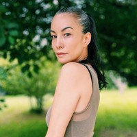 Dalam sebuah unggahan di Instagram pada 2022, Nadya pernag mengungkapkan alasan tidak lagi mewarnai rambutnya untuk menutupi uban yang sudah mendominasi kepalanya tersebut. Kegelisahan Nadya untuk tak lagi mewarnai ubannya muncul saat dia merasa aktivitas tersebut tak sejalan dengan apa yang dikampanyekannya selama ini.  Foto: Dok. Instagram Nadya Hutagalung