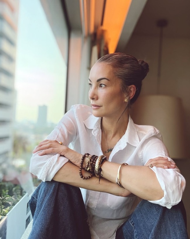 Wanita yang memulai karier di dunia hiburan dengan menjadi model di Tokyo, Jepang itu sudah sejak beberapa tahun belakangan ini memilih tak mewarnai rambutnya yang sudah beruban. Foto: Dok. Instagram Nadya Hutagalung