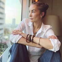 Wanita yang memulai karier di dunia hiburan dengan menjadi model di Tokyo, Jepang itu sudah sejak beberapa tahun belakangan ini memilih tak mewarnai rambutnya yang sudah beruban. Foto: Dok. Instagram Nadya Hutagalung