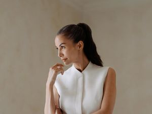 Foto Nadya Hutagalung Cantik dengan Rambut Beruban, Tanpa Makeup & Jadi Model