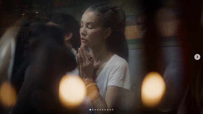 Tampil dengan rambut beruban, Nadya Hutagalung juga terlihat memesona meski tanpa makeup di usia 50. Foto: Dok. Instagram Nadya Hutagalung