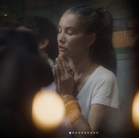 Tampil dengan rambut beruban, Nadya Hutagalung juga terlihat memesona meski tanpa makeup di usia 50. Foto: Dok. Instagram Nadya Hutagalung