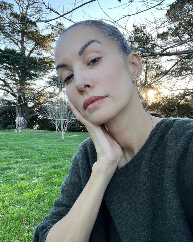 Dalam berbagai unggahannya di Instagram, wanita yang kini tinggal di Australia itu pun percaya diri memamerkan rambut berubannya. Foto: Dok. Instagram Nadya Hutagalung