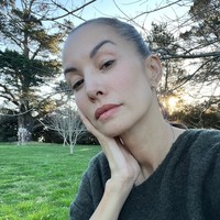 Dalam berbagai unggahannya di Instagram, wanita yang kini tinggal di Australia itu pun percaya diri memamerkan rambut berubannya. Foto: Dok. Instagram Nadya Hutagalung