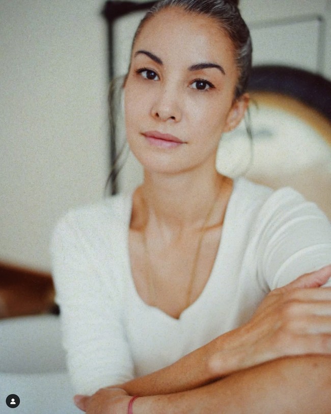 “Memberikan advokasi tentang gaya hidup sehat dan bumi yang sehat selama bertahun-tahun, satu yang menggangguku adalah saat aku harus terus-menerus mewarnai ubanku,” tulisnya dalam unggahannya di Instagram @nadyahutagalung. Foto: Dok. Instagram Nadya Hutagalung