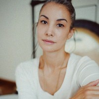 “Memberikan advokasi tentang gaya hidup sehat dan bumi yang sehat selama bertahun-tahun, satu yang menggangguku adalah saat aku harus terus-menerus mewarnai ubanku,” tulisnya dalam unggahannya di Instagram @nadyahutagalung. Foto: Dok. Instagram Nadya Hutagalung