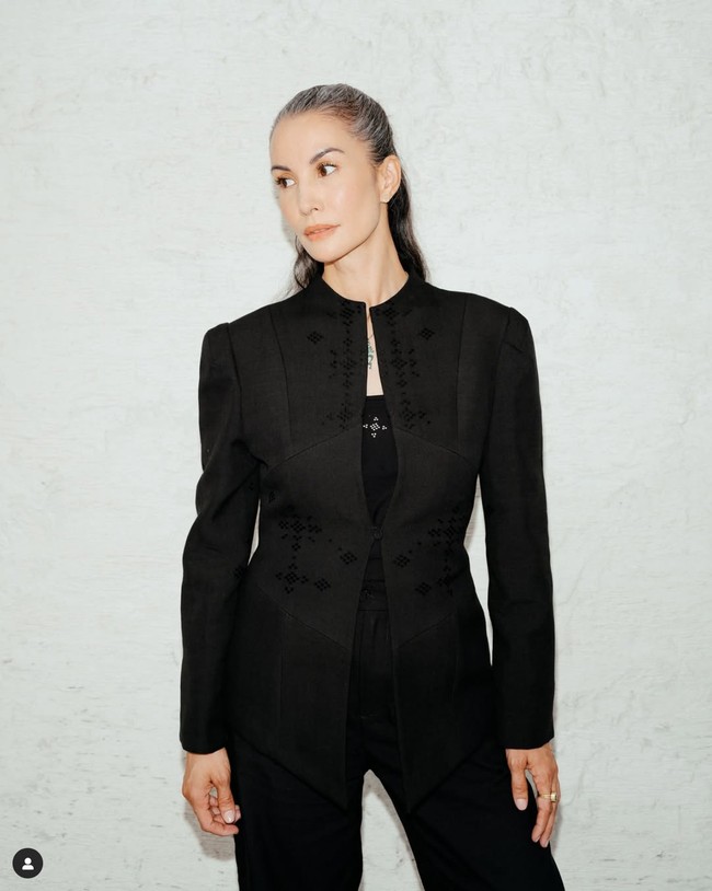 Nadya tampil memesona dengan balutan busana formal nuanasa monokrom. Rambutnya yang panjang beruban ditata dengan diikat ke belakang.  Foto: Dok. Instagram Sukkha Citta