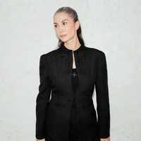 Nadya tampil memesona dengan balutan busana formal nuanasa monokrom. Rambutnya yang panjang beruban ditata dengan diikat ke belakang.  Foto: Dok. Instagram Sukkha Citta