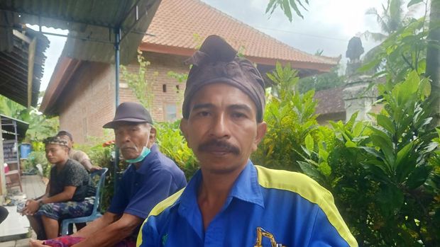 Ngurah Nata (48), suami Ni Ketut Kariani, saat ditemui di kediamannya di Desa Tuwed, Kecamatan Melaya, Jembrana, Minggu (29/12/2024). Kariani adalah PMI asal Jembrana yang meninggal di Turki.