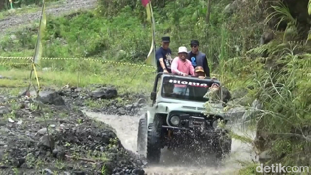 pacu adrenalin dengan wisata offroad menjelajahi sungai dan hutan di kaki gunung semeru
