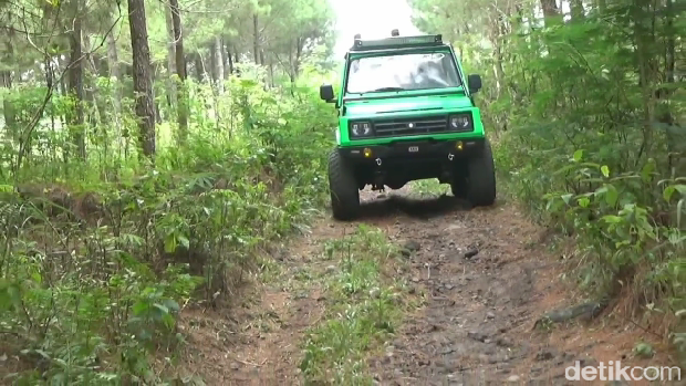 pacu adrenalin dengan wisata offroad menjelajahi sungai dan hutan di kaki gunung semeru