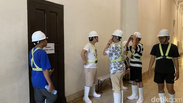 Para wisatawan hendak memasuki basemen Lawang Sewu, Kota Semarang, Minggu (29/12/2024).