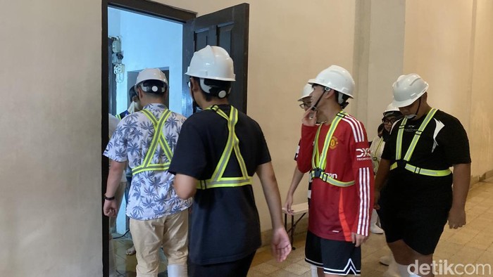 Para wisatawan hendak memasuki basemen Lawang Sewu, Kota Semarang, Minggu (29/12/2024).