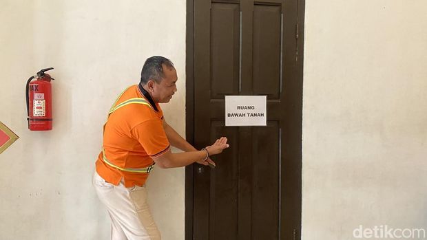 Para wisatawan hendak memasuki basemen Lawang Sewu, Kota Semarang, Minggu (29/12/2024).