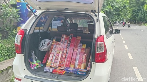 Pedagang kembang api dan petasan di Jalan Raya Puputan Renon sedang melayani pembeli, Minggu (29/12/2024). (Aryo Mahendro/detikBali).