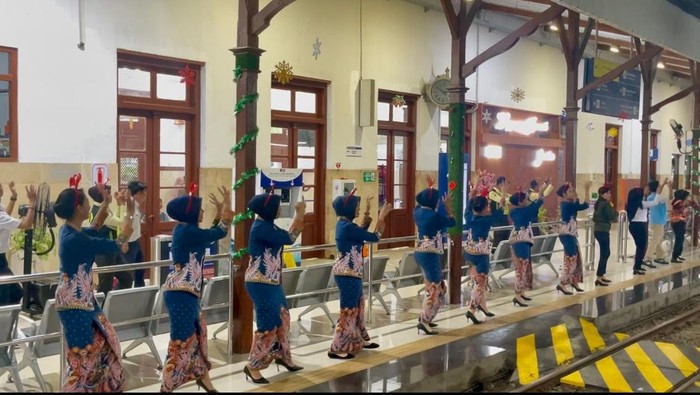 Pegawai Daop 9 Jember flashmob di stasiun
