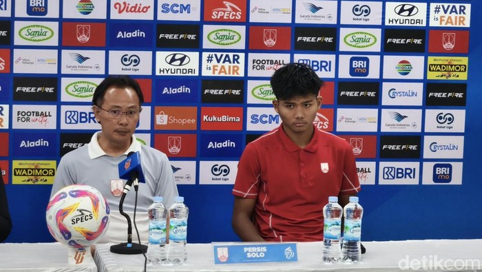 Pelatih Persis Solo, Ong Kim Swee (OKS), dan pemain Persis Arkhan Kaka saat konferensi pers di Stadion Manahan, Minggu (29/12/2024).