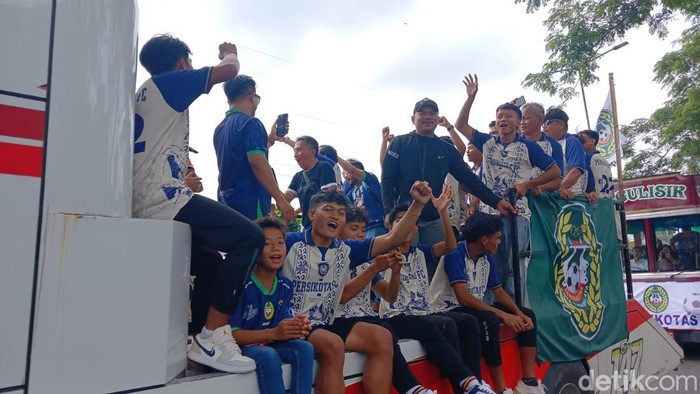 Pemain Persikotas FC saat berangkat konvoi dari Balaikota Tasikmalaya