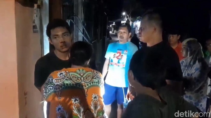 Pemuda AG diikat di tiang lalu diamuk warga. AG dipeluk ibunya saat polisi datang ke lokasi.