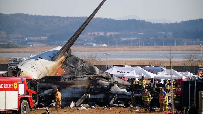 Firefighters carry out extinguishing operations on an aircraft which drove off runway at Muan International Airport in Muan, South Jeolla Province, South Korea, December 29, 2024. Yonhap via REUTERS THIS IMAGE HAS BEEN SUPPLIED BY A THIRD PARTY. NO RESALES. NO ARCHIVES. SOUTH KOREA OUT. NO COMMERCIAL OR EDITORIAL SALES IN SOUTH KOREA.. TPX IMAGES OF THE DAY