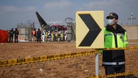 Otoritas bandara setempat sedang melakukan penyelidikan di lokasi kejadian untuk mencari penyebab kecelakaan. Saat ini operasi penyelamatan juga sedang berlangsung.