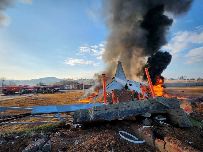 Firefighters carry out extinguishing operations on an aircraft which drove off runway at Muan International Airport in Muan, South Jeolla Province, South Korea, December 29, 2024. Yonhap via REUTERS THIS IMAGE HAS BEEN SUPPLIED BY A THIRD PARTY. NO RESALES. NO ARCHIVES. SOUTH KOREA OUT. NO COMMERCIAL OR EDITORIAL SALES IN SOUTH KOREA..     TPX IMAGES OF THE DAY