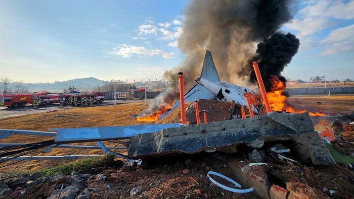 Firefighters carry out extinguishing operations on an aircraft which drove off runway at Muan International Airport in Muan, South Jeolla Province, South Korea, December 29, 2024. Yonhap via REUTERS THIS IMAGE HAS BEEN SUPPLIED BY A THIRD PARTY. NO RESALES. NO ARCHIVES. SOUTH KOREA OUT. NO COMMERCIAL OR EDITORIAL SALES IN SOUTH KOREA.. TPX IMAGES OF THE DAY