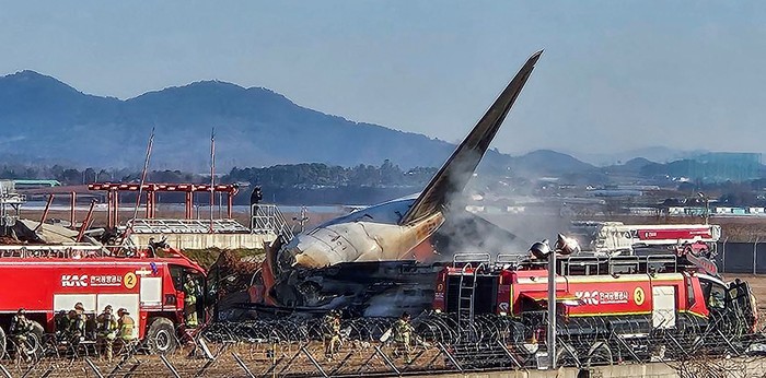 Firefighters carry out extinguishing operations on an aircraft which drove off runway at Muan International Airport in Muan, South Jeolla Province, South Korea, December 29, 2024. Yonhap via REUTERS THIS IMAGE HAS BEEN SUPPLIED BY A THIRD PARTY. NO RESALES. NO ARCHIVES. SOUTH KOREA OUT. NO COMMERCIAL OR EDITORIAL SALES IN SOUTH KOREA.. TPX IMAGES OF THE DAY