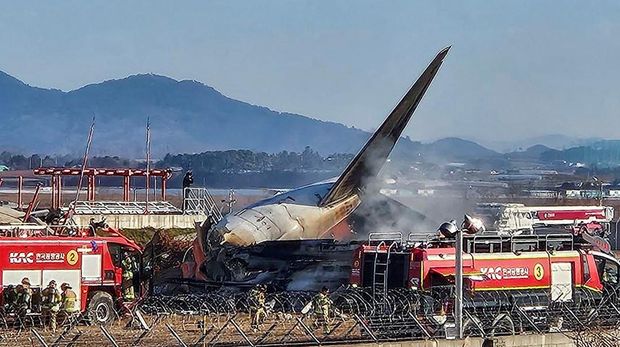 Firefighters carry out extinguishing operations on an aircraft which drove off runway at Muan International Airport in Muan, South Jeolla Province, South Korea, December 29, 2024. Yonhap via REUTERS THIS IMAGE HAS BEEN SUPPLIED BY A THIRD PARTY. NO RESALES. NO ARCHIVES. SOUTH KOREA OUT. NO COMMERCIAL OR EDITORIAL SALES IN SOUTH KOREA.. TPX IMAGES OF THE DAY