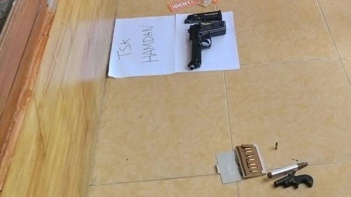 Penampakan senjata yang diamankan dari rumah HJ di Nyaliindung, Kabupaten Sukabumi. Sebelumnya HJ diamankan petugas di Tasikmalaya