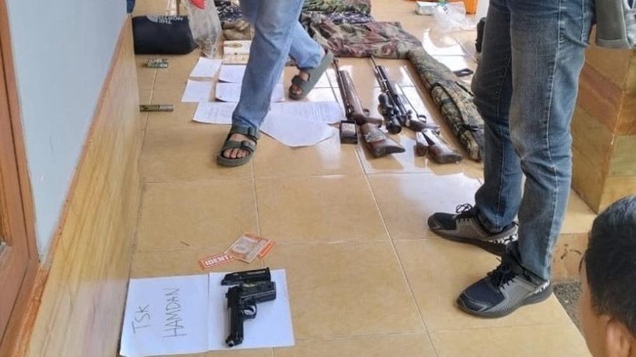 Penampakan senjata yang diamankan dari rumah HJ di Nyaliindung, Kabupaten Sukabumi. Sebelumnya HJ diamankan petugas di Tasikmalaya