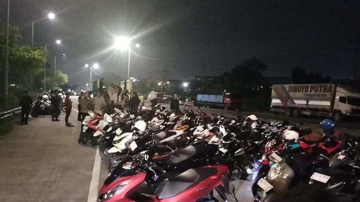 Puluhan motor yang diamankan dari penggerebekan balap liar di Bypass Krian Sidoarjo